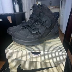 Lebron Solider 13 Sneaker